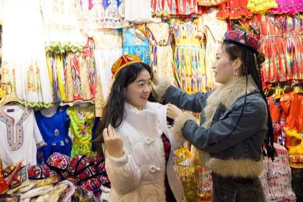 Xinjiang’s Grand Bazaar Shines Before Spring Festival ✨ Xinjiang_s_Grand_Bazaar_Shines_Before_Spring_Festival__