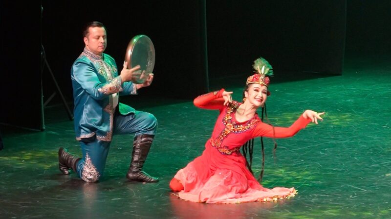 Xinjiang_s_Magical_Performance_Captivates_Kuwait_Audiences__ - News for amigos, by amigos Xinjiang_s_Magical_Performance_Captivates_Kuwait_Audiences__