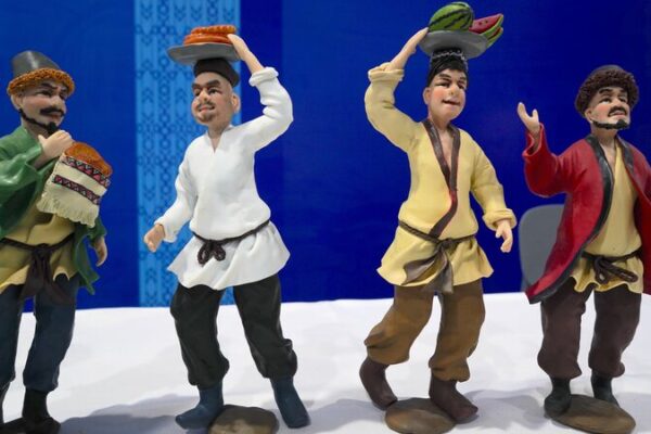 Xinjiang’s Vibrant Painted Clay Sculptures: A Burst of Tradition 🎨 Xinjiang_s_Vibrant_Painted_Clay_Sculptures__A_Burst_of_Tradition__
