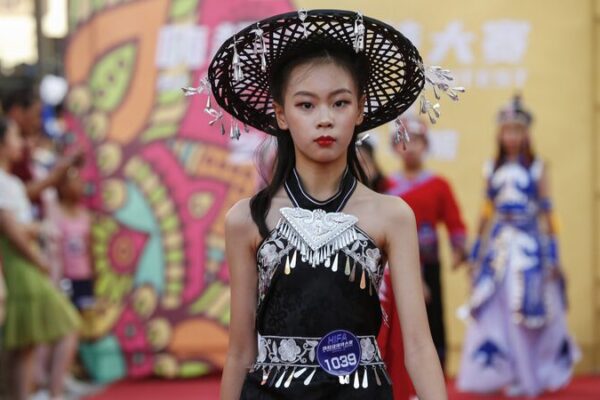 Xinjiang’s Young Stars Light Up the Dragon Boat Festival Catwalk 🎉 Xinjiang_s_Young_Stars_Light_Up_the_Dragon_Boat_Festival_Catwalk__