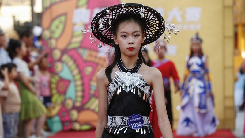 Xinjiang_s_Young_Stars_Light_Up_the_Dragon_Boat_Festival_Catwalk__ - News for amigos, by amigos Xinjiang_s_Young_Stars_Light_Up_the_Dragon_Boat_Festival_Catwalk__