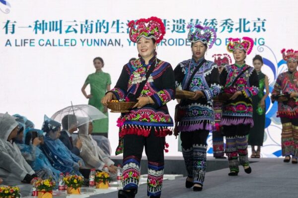 Yi Ethnic Fashion Dazzles Beijing: A Cultural Catwalk Sensation ✨ Yi_Ethnic_Fashion_Dazzles_Beijing__A_Cultural_Catwalk_Sensation__