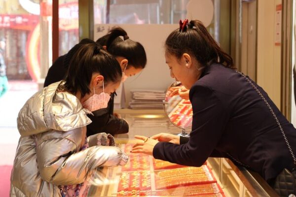 Young Chinese Shoppers Spark Gold Rush This Spring Festival ✨ Young_Chinese_Shoppers_Spark_Gold_Rush_This_Spring_Festival__