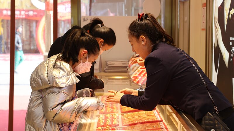 Young_Chinese_Shoppers_Spark_Gold_Rush_This_Spring_Festival__ - News for amigos, by amigos Young_Chinese_Shoppers_Spark_Gold_Rush_This_Spring_Festival__