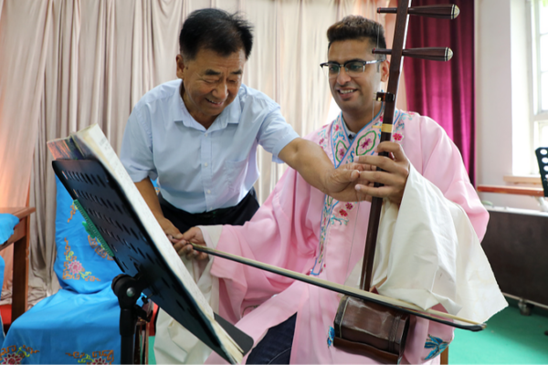 Young Pakistani Couple Explores Rich Chinese Traditions in Shandong Young_Pakistani_Couple_Explores_Rich_Chinese_Traditions_in_Shandong