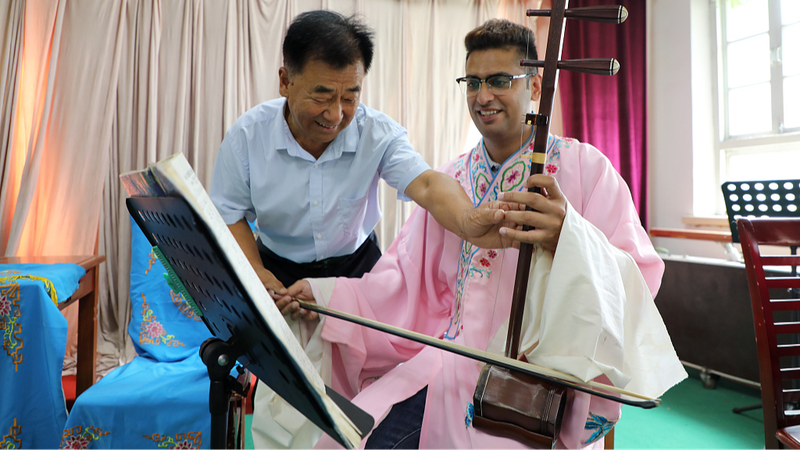 Young_Pakistani_Couple_Explores_Rich_Chinese_Traditions_in_Shandong - News for amigos, by amigos Young_Pakistani_Couple_Explores_Rich_Chinese_Traditions_in_Shandong
