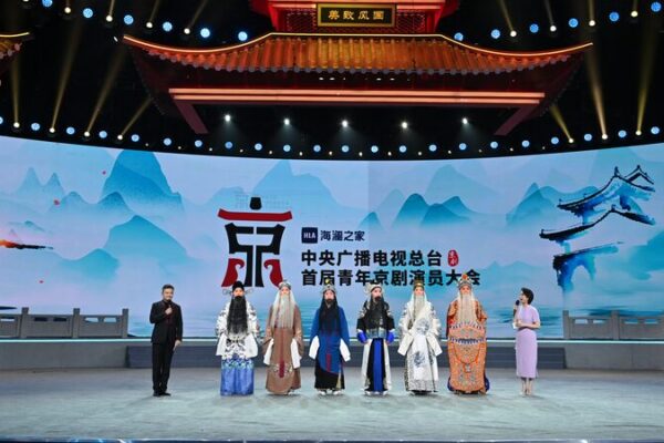 Young Stars Revive Peking Opera Tradition 🌟: 671 Actors Shine on National Stage Young_Stars_Revive_Peking_Opera_Tradition____671_Actors_Shine_on_National_Stage