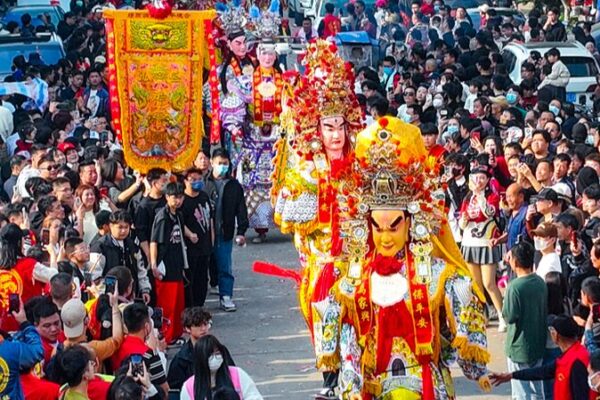 Youshen: China’s Vibrant ‘Wandering Gods’ Parade Captivates Youth 🎉 Youshen__China_s_Vibrant__Wandering_Gods__Parade_Captivates_Youth__