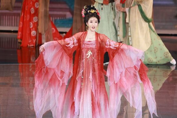 Yueju Opera Lights Up the Shanghai Film Awards 🎬✨ Yueju_Opera_Lights_Up_the_Shanghai_Film_Awards___
