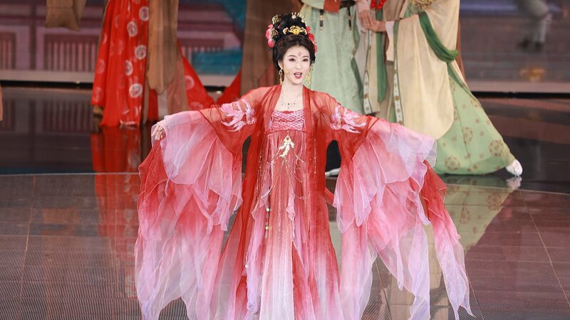 Yueju_Opera_Lights_Up_the_Shanghai_Film_Awards___ - News for amigos, by amigos Yueju_Opera_Lights_Up_the_Shanghai_Film_Awards___