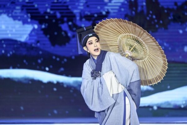 Yueju_Opera__New_Dragon_Gate_Inn__Captivates_Millions_with_Immersive_Performance