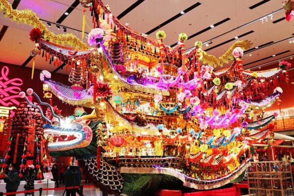 Yueqing’s Jewelry Dragon: A Mesmerizing Lantern Tradition Shines Bright! Yueqing_s_Jewelry_Dragon__A_Mesmerizing_Lantern_Tradition_Shines_Bright_