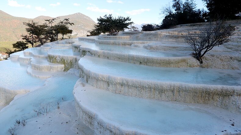 Yunnan_s_Fairytale_Scene__China_s_Pamukkale_Shimmers_in_Sunlight - News for amigos, by amigos Yunnan_s_Fairytale_Scene__China_s_Pamukkale_Shimmers_in_Sunlight