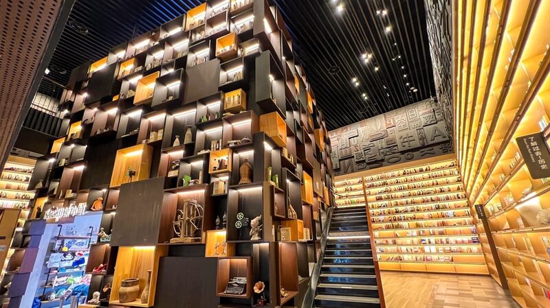 Zhengzhou_s_Village_Book_Store__A_Mesmerizing_Oasis_for_Book_Lovers__