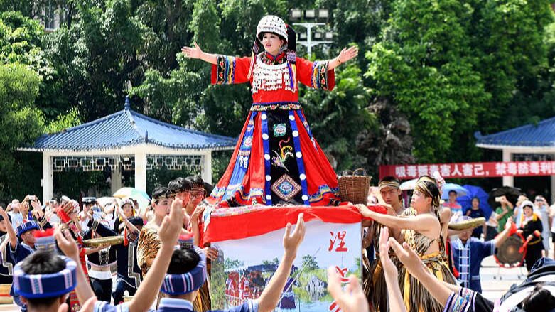 Zhuzhu_Festival__Celebrating_Yao_Culture_with_Crossbows_and_Cockfights___ - News for amigos, by amigos Zhuzhu_Festival__Celebrating_Yao_Culture_with_Crossbows_and_Cockfights___