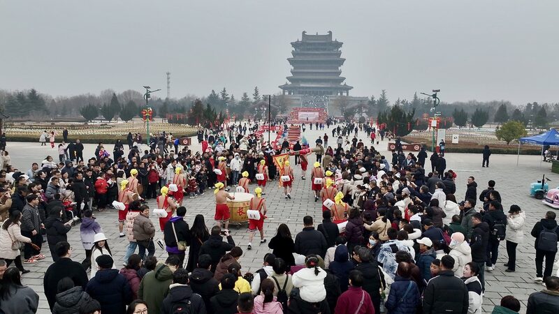 Braving_the_Cold__Men_Carry_Ice_Blocks_in_Spectacular_Chinese_New_Year_Celebration____poster - News for amigos, by amigos Braving_the_Cold__Men_Carry_Ice_Blocks_in_Spectacular_Chinese_New_Year_Celebration___ video poster