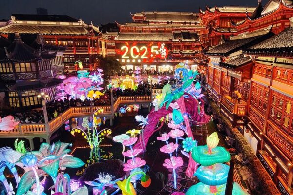 China’s 8-Day Spring Festival Sparks Tourism and Spending Frenzy 🎉 China_s_8_Day_Spring_Festival_Sparks_Tourism_and_Spending_Frenzy__