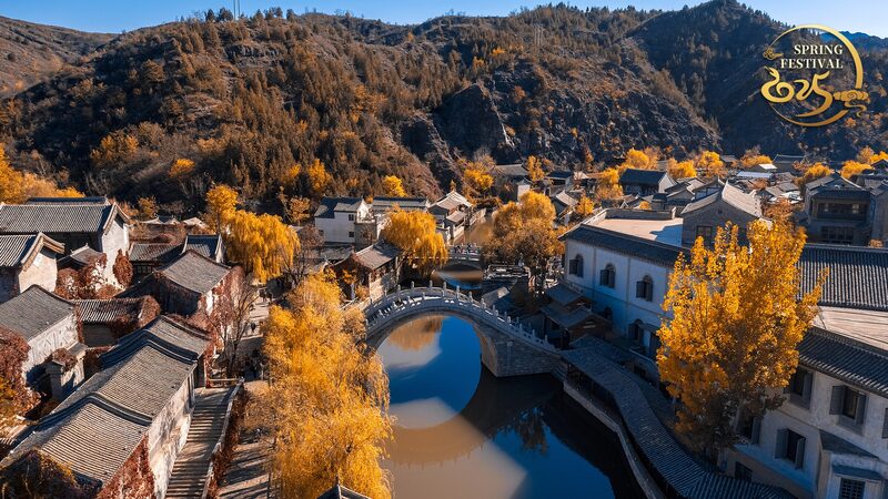 Explore_Winter_Wonders_at_Gubei_Water_Town_by_the_Great_Wall___poster - News for amigos, by amigos ___Explore_Winter_Wonders_at_Gubei_Water_Town_by_the_Great_Wall__ video poster