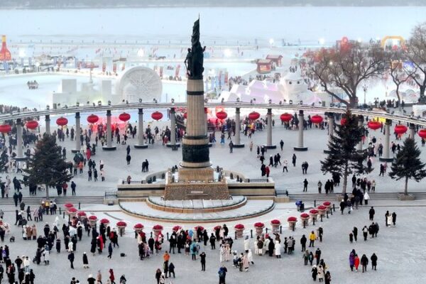 Harbin’s Winter Wonderland: Global Travelers Join the Festivities 🎉❄️ Harbin_s_Winter_Wonderland__Global_Travelers_Join_the_Festivities____