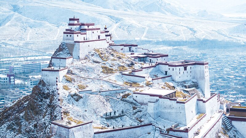 Snow_Covered_Gyantse_Fortress_Shines_in_Shigatse_s_Winter_Wonderland____ - News for amigos, by amigos Snow_Covered_Gyantse_Fortress_Shines_in_Shigatse_s_Winter_Wonderland____