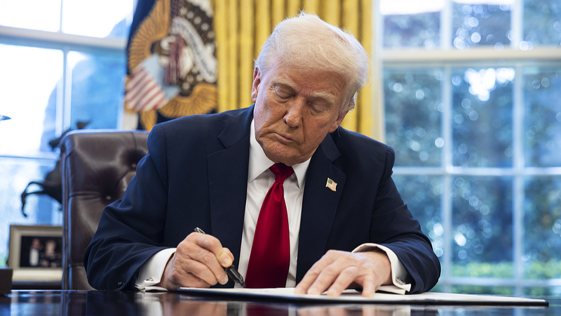 Trump Unleashes 25% Tariff on Imported Cars 🚗 Trump Unleashes 25% Tariff on Imported Cars 🚗