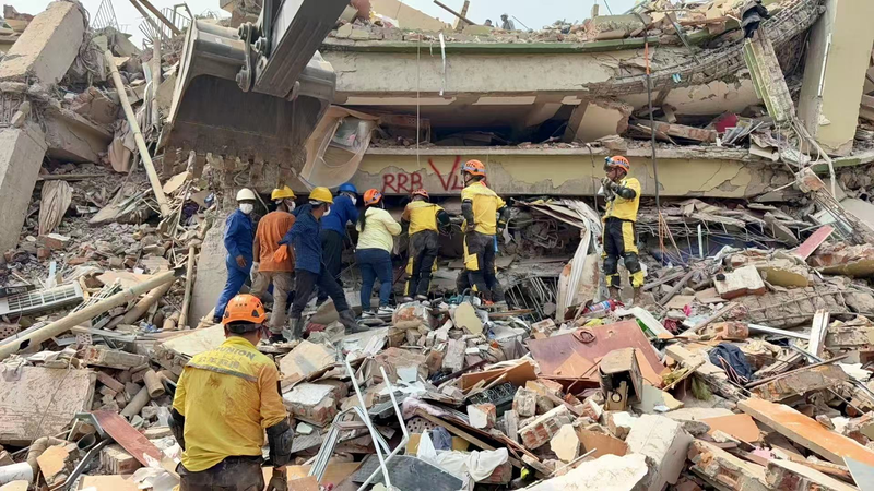 Chinese_Rescue_Team_Saves_Trapped_Quake_Victim_in_Mandalay - News for amigos, by amigos Chinese_Rescue_Team_Saves_Trapped_Quake_Victim_in_Mandalay