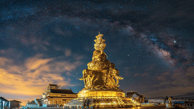 Explore the Majestic Beauty of Mount Emei: A Journey to Golden Summit 🌄✨ Explore_the_Majestic_Beauty_of_Mount_Emei__A_Journey_to_Golden_Summit___