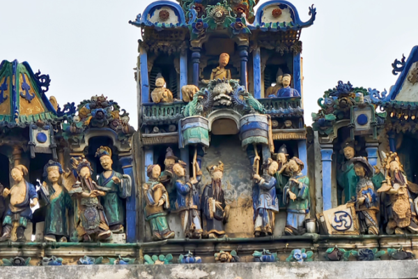Exquisite_Ceramic_Ridges_Adorn_Foshan_Ancestral_Temple_Roofs