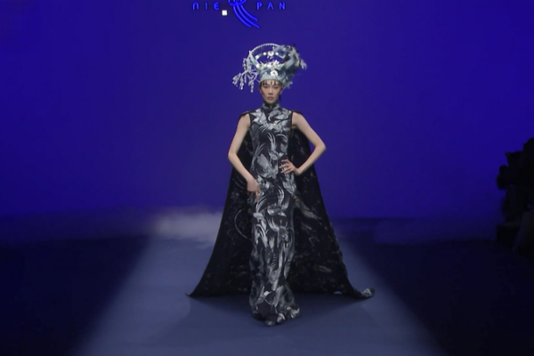 Guizhou Models Revive Heritage Crafts on Runway Guizhou_Models_Revive_Heritage_Crafts_on_Runway video poster