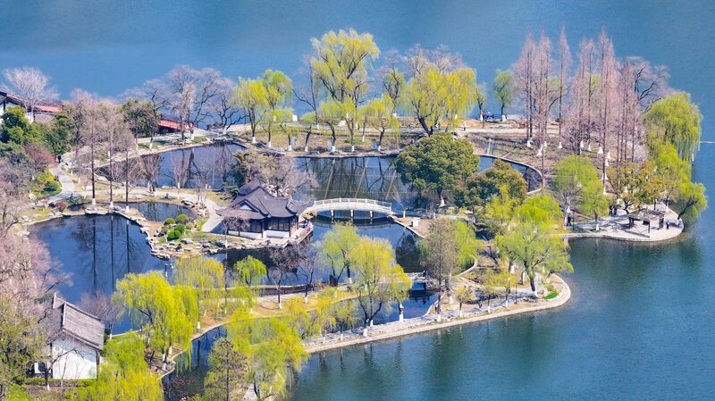 Nanjing’s Mochou Lake Park Bursts into Spring Nanjing_s_Mochou_Lake_Park_Bursts_into_Spring