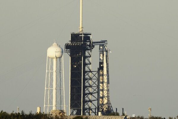 SpaceX Delays ISS Flight Over Launch Pad Glitch SpaceX_Delays_ISS_Flight_Over_Launch_Pad_Glitch