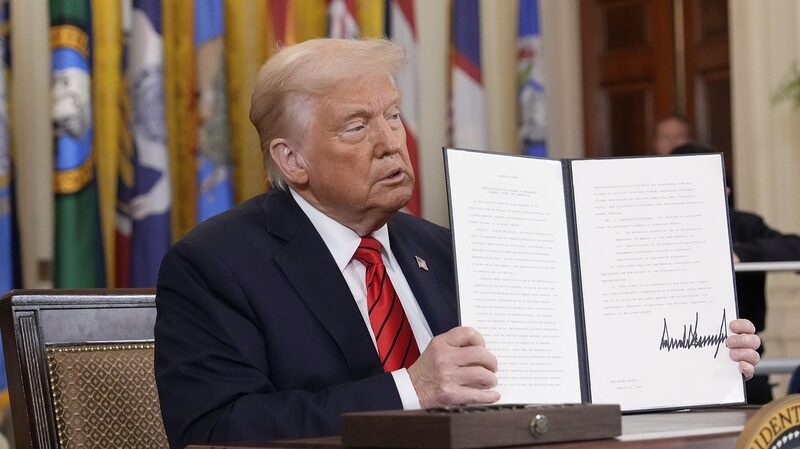 Trump_Signs_Order_to_Dismantle_U_S__Education_Department - News for amigos, by amigos Trump_Signs_Order_to_Dismantle_U_S__Education_Department