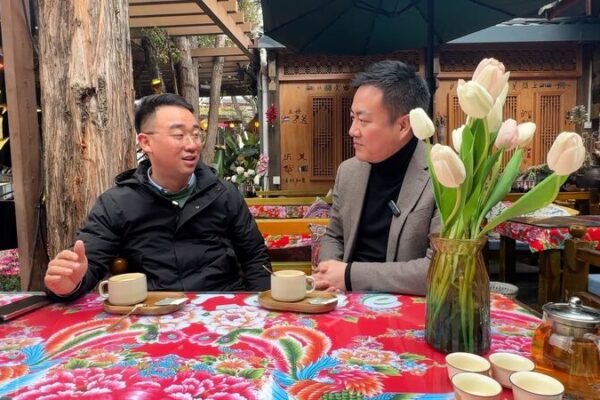 Xi Enjoys Yunnan Coffee in Charming Lijiang Old Town Xi_Enjoys_Yunnan_Coffee_in_Charming_Lijiang_Old_Town
