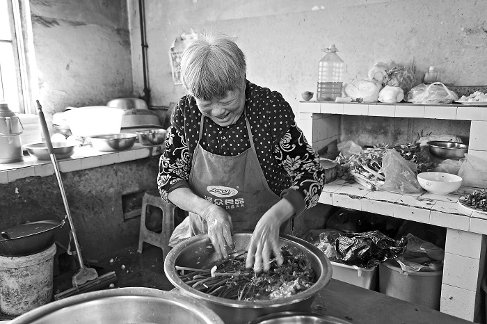 72_Year_Old_Restaurateur_Conquers_2M__Yuan_Debt_with_Grit