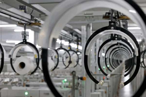 Chinese_Mainland_Q1_Surge__5_4__Growth_Powers_2025