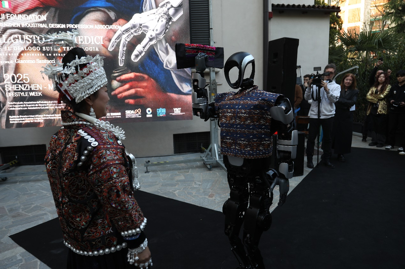 Dual_City_Fashion_Week_Fuses_Art__Tech___Tradition