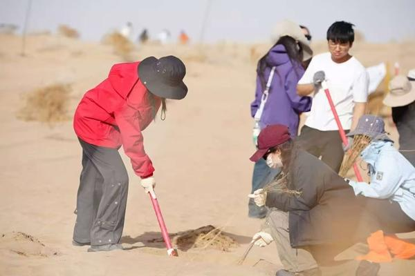 Gen-Z Student’s 1,500-Km Journey to Green the Gansu Desert Gen_Z_Student_s_1_500_Km_Journey_to_Green_the_Gansu_Desert