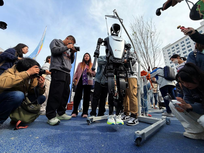 Global First: Humans and Robots Race in Beijing Half-Marathon Global_First__Humans_and_Robots_Race_in_Beijing_Half_Marathon