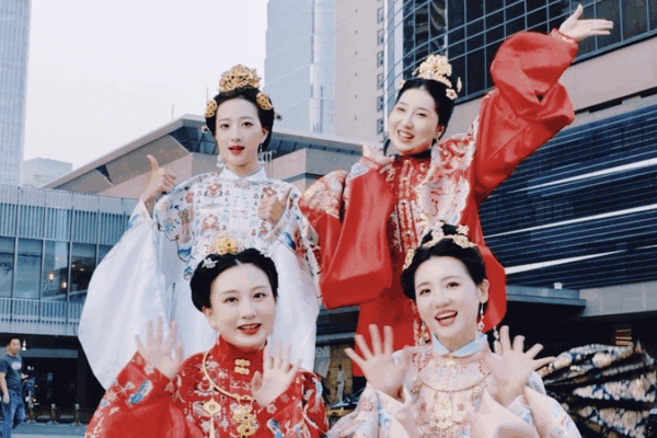 Hanfu_Revival__Youth_and_Tradition_Shine_in_Modern_Beijing video poster