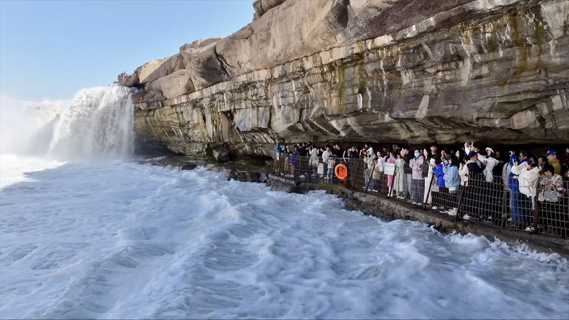 Hukou_Waterfall_Draws_Massive_Crowds_During_Qingming_Festival_poster - News for amigos, by amigos Hukou_Waterfall_Draws_Massive_Crowds_During_Qingming_Festival video poster