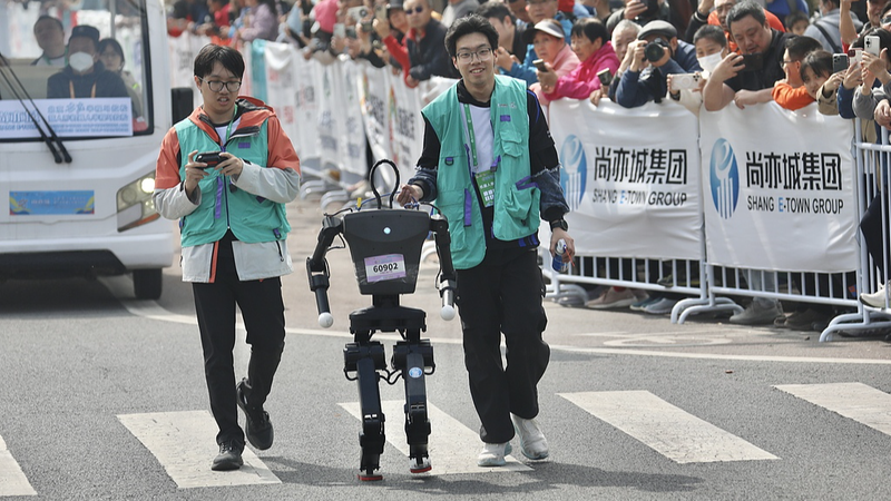 Humanoid_Robots_Race_at_Beijing_Half_Marathon - News for amigos, by amigos Humanoid_Robots_Race_at_Beijing_Half_Marathon