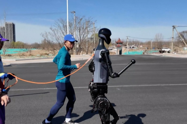 Humanoid_Robots_Sprint_in_Beijing_Half_Marathon video poster