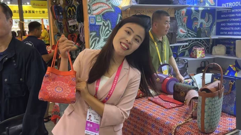 Malaysia Shines at Hainan Expo: Culture & Market on the Rise Malaysia_Shines_at_Hainan_Expo__Culture___Market_on_the_Rise video poster