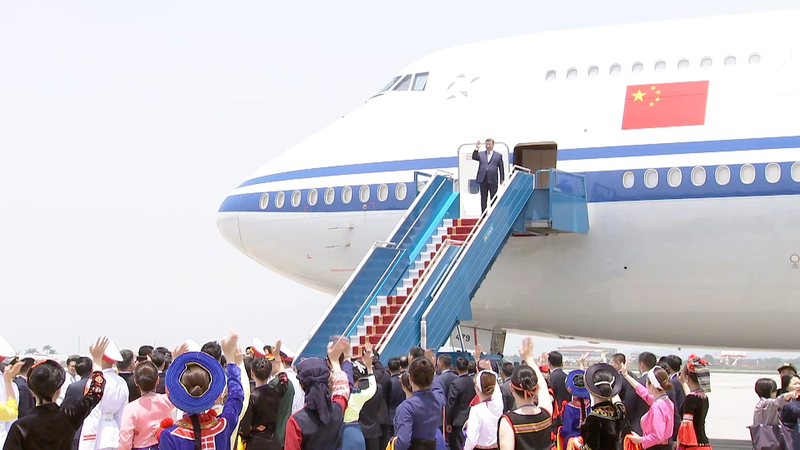 President_Xi_Jinping_Arrives_in_Hanoi_for_State_Visit video poster