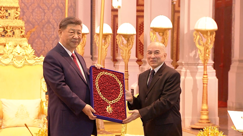 President_Xi_Receives_Medal_in_Cambodia video poster