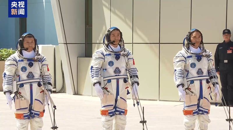 Shenzhou-20 Astronauts Receive Heartfelt See-Off Shenzhou_20_Astronauts_Receive_Heartfelt_See_Off video poster