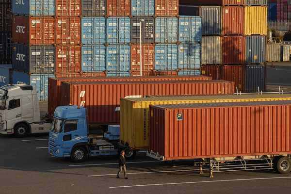 Trump_Dives_into_Japan_Trade_Talks__Stirring_Economic_Jitters