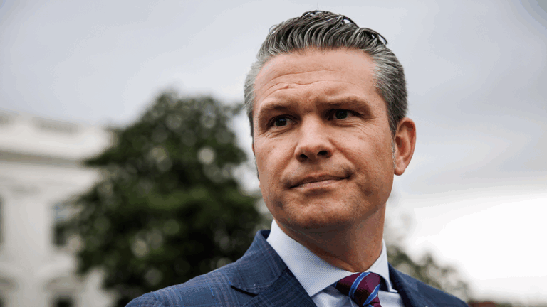 Trump_Stands_Firm_Behind_Hegseth_Amid_Signal_Chat_Leak