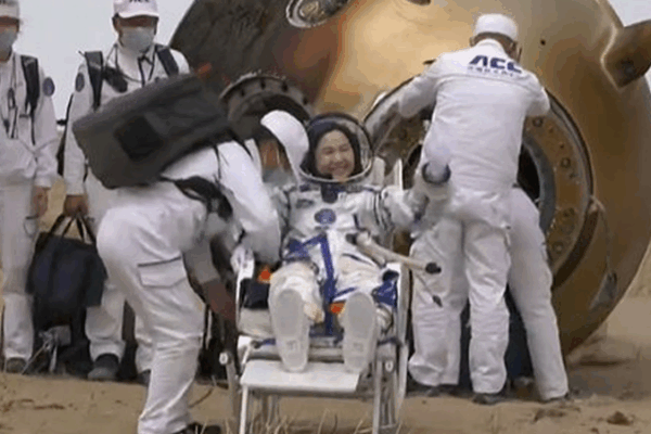 Wang Haoze Exits Capsule at Historic Dongfeng Landing Wang_Haoze_Exits_Capsule_at_Historic_Dongfeng_Landing video poster