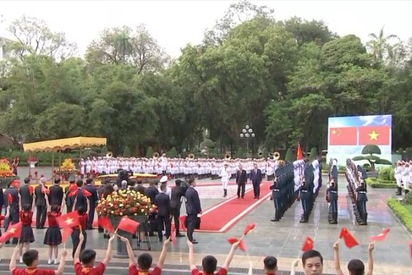 Xi Jinping Inspects Vietnamese Guard of Honor Xi_Jinping_Inspects_Vietnamese_Guard_of_Honor video poster